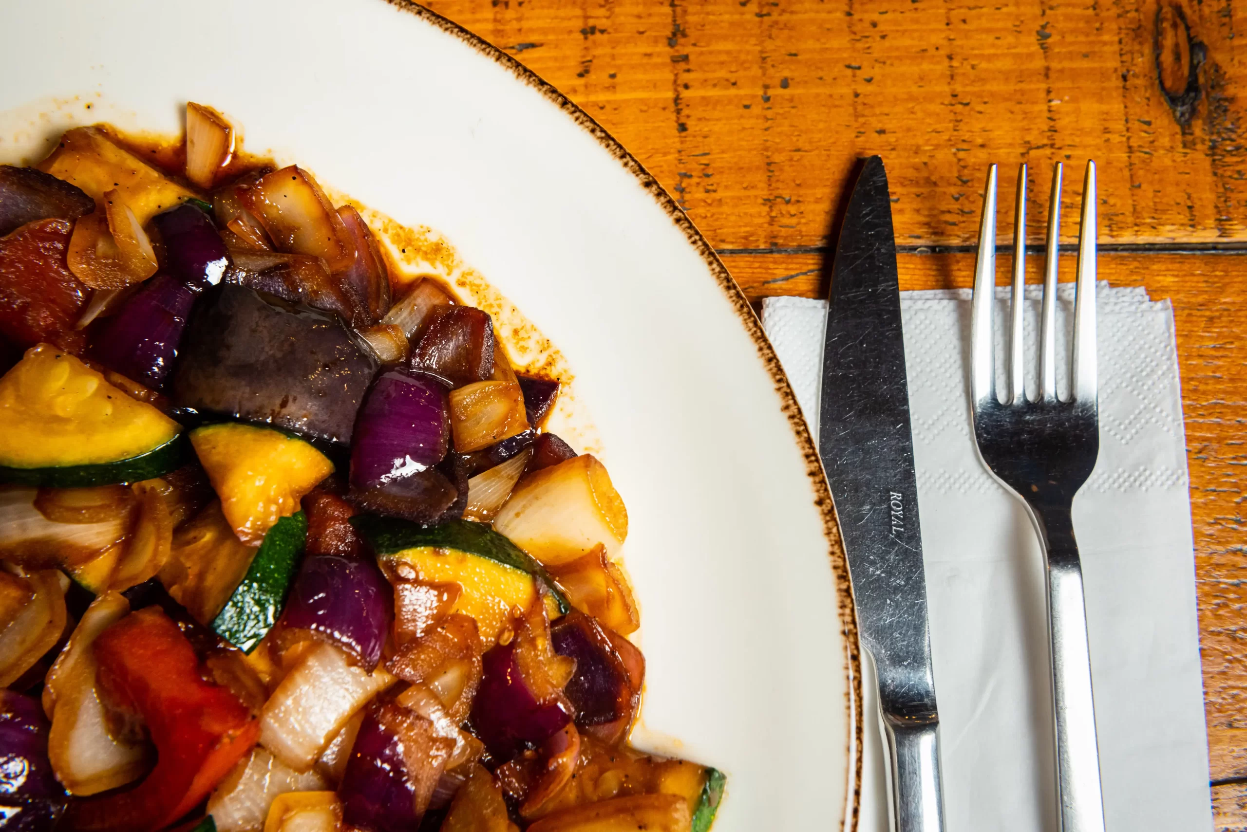 Legume la grătar sau la tigaie Roni Q livezeni tg.mureș târgu mureș restaurant mureș delivery livrare terasă terasz Pizza mureș Pizza mures Restaurant Mureș Restaurant mures Pizza Livezeni Restaurant Livezeni ibănești ibanesti maiad nyomat nyomát Corunca Koronka Marosvásárhely Poienița poienita Agard Agárd Vendéglő Pizzázó házhozszállítás Sânișor Sanisor crispy burger mâncare tradițională ciorbă ciorbe meniul zilei platou platouri salată salate supă supe