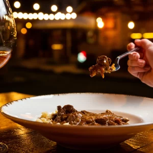 Tocăniță de Vițel cu Găluște Roni Q livezeni tg.mureș târgu mureș restaurant mureș delivery livrare terasă terasz Pizza mureș Pizza mures Restaurant Mureș Restaurant mures Pizza Livezeni Restaurant Livezeni ibănești ibanesti maiad nyomat nyomát Corunca Koronka Marosvásárhely Poienița poienita Agard Agárd Vendéglő Pizzázó házhozszállítás Sânișor Sanisor crispy burger mâncare tradițională ciorbă ciorbe meniul zilei platou platouri salată salate supă supe