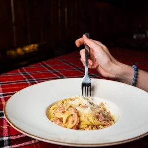 Penne cu Pui și Ciuperci Spaghette Carbonara cu Carne de Vită Roni Q livezeni tg.mureș târgu mureș restaurant mureș delivery livrare terasă terasz Pizza mureș Pizza mures Restaurant Mureș Restaurant mures Pizza Livezeni Restaurant Livezeni ibănești ibanesti maiad nyomat nyomát Corunca Koronka Marosvásárhely Poienița poienita Agard Agárd Vendéglő Pizzázó házhozszállítás Sânișor Sanisor crispy burger mâncare tradițională ciorbă ciorbe meniul zilei platou platouri salată salate supă supe