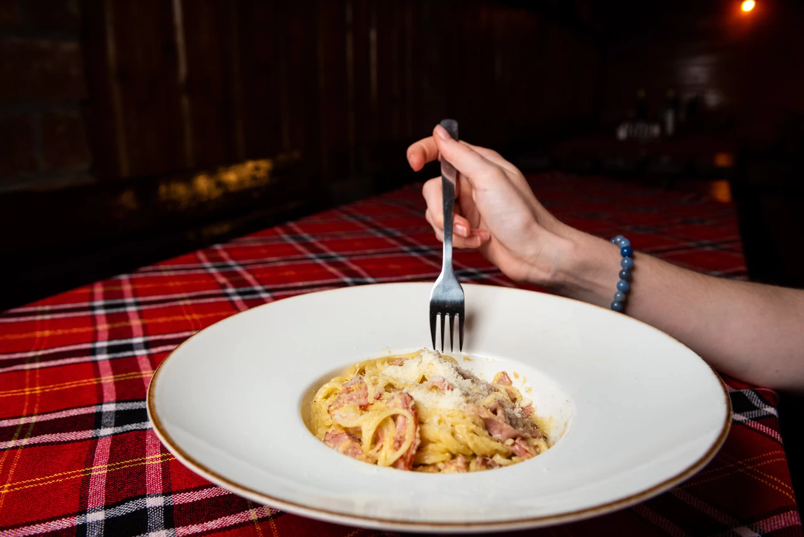 Penne cu Pui și Ciuperci Spaghette Carbonara cu Carne de Vită Roni Q livezeni tg.mureș târgu mureș restaurant mureș delivery livrare terasă terasz Pizza mureș Pizza mures Restaurant Mureș Restaurant mures Pizza Livezeni Restaurant Livezeni ibănești ibanesti maiad nyomat nyomát Corunca Koronka Marosvásárhely Poienița poienita Agard Agárd Vendéglő Pizzázó házhozszállítás Sânișor Sanisor crispy burger mâncare tradițională ciorbă ciorbe meniul zilei platou platouri salată salate supă supe