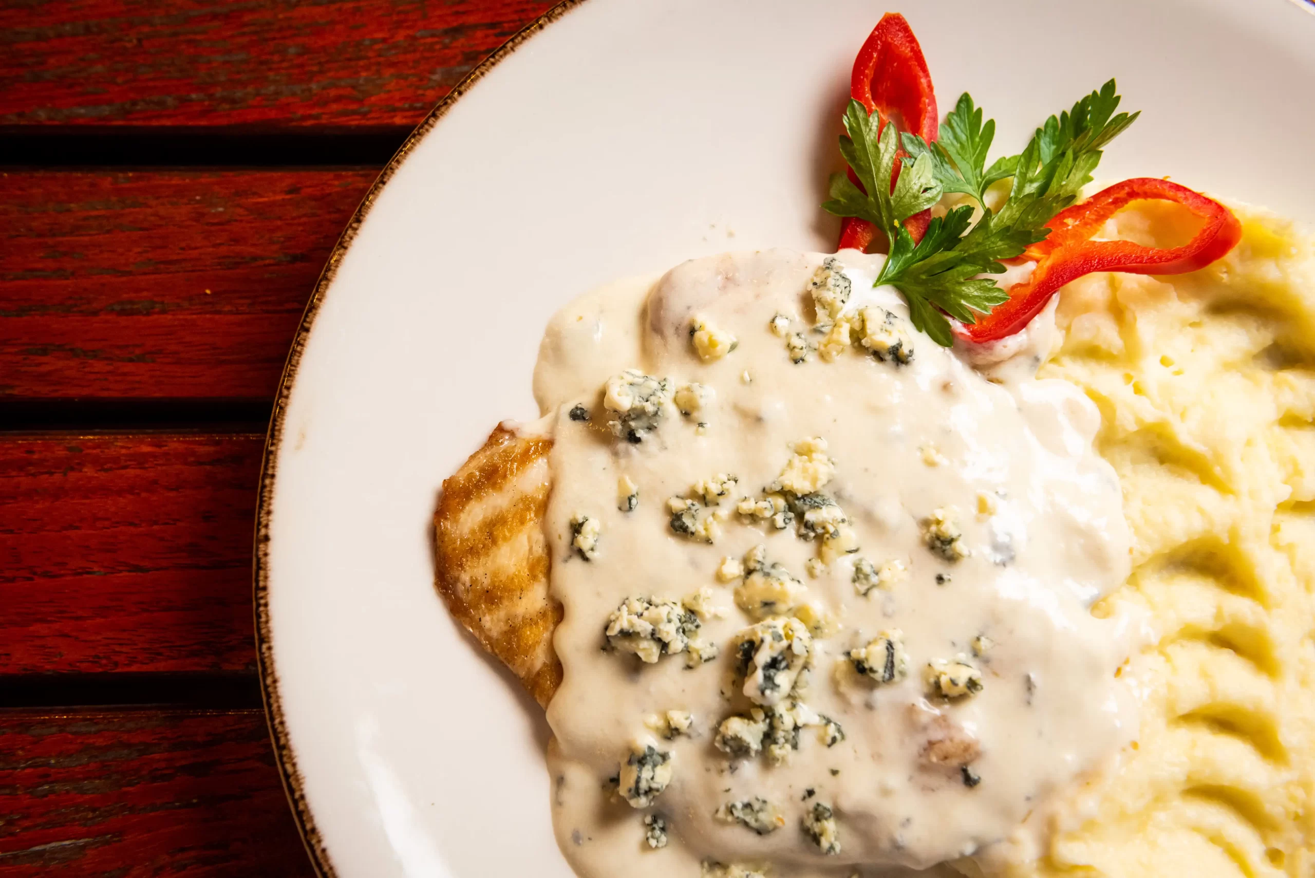 Piept de Pui cu Sos Gorgonzola Roni Q livezeni tg.mureș târgu mureș restaurant mureș delivery livrare terasă terasz Pizza mureș Pizza mures Restaurant Mureș Restaurant mures Pizza Livezeni Restaurant Livezeni ibănești ibanesti maiad nyomat nyomát Corunca Koronka Marosvásárhely Poienița poienita Agard Agárd Vendéglő Pizzázó házhozszállítás Sânișor Sanisor crispy burger mâncare tradițională ciorbă ciorbe meniul zilei platou platouri salată salate supă supe
