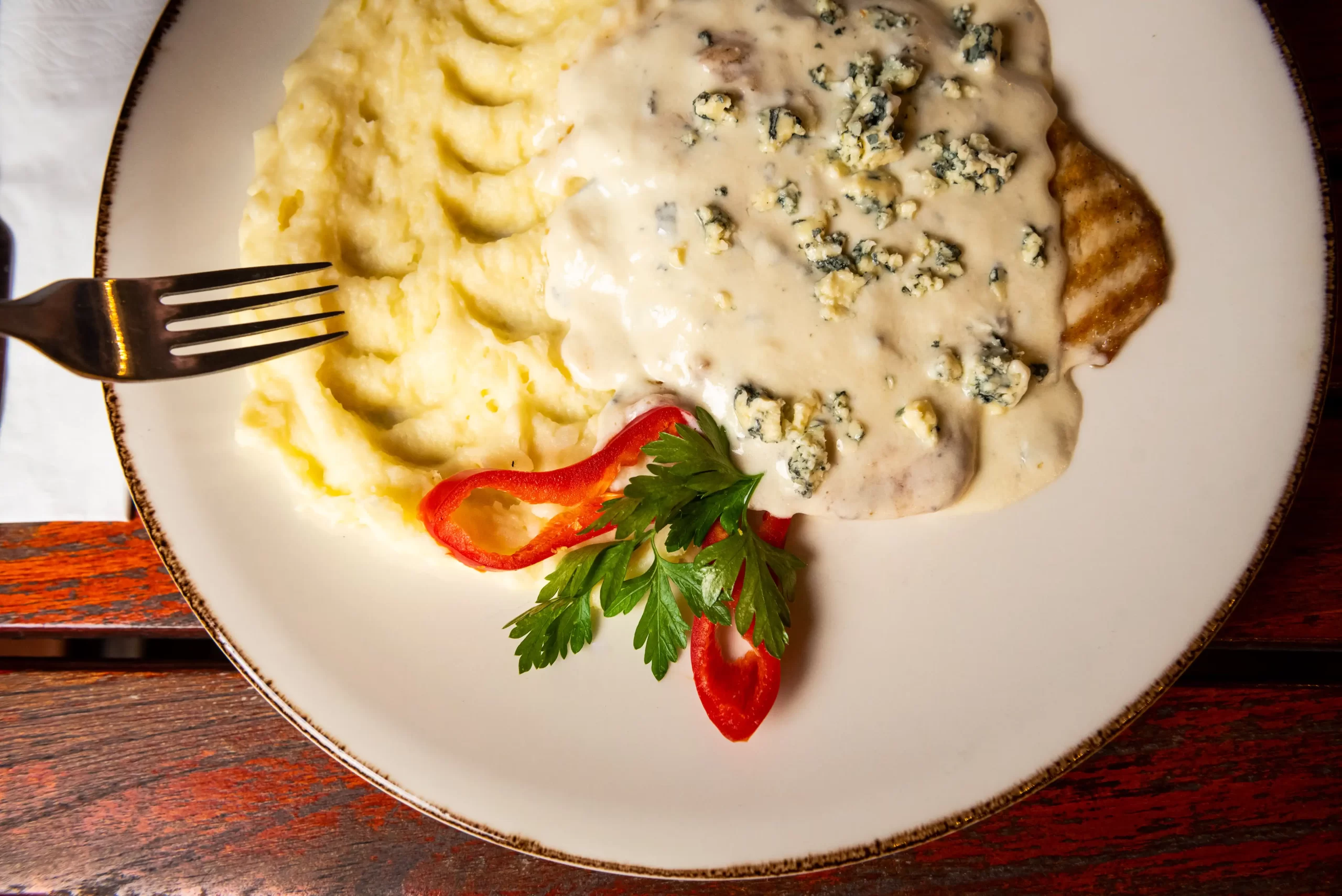 Piept de Pui cu Sos Gorgonzola Roni Q livezeni tg.mureș târgu mureș restaurant mureș delivery livrare terasă terasz Pizza mureș Pizza mures Restaurant Mureș Restaurant mures Pizza Livezeni Restaurant Livezeni ibănești ibanesti maiad nyomat nyomát Corunca Koronka Marosvásárhely Poienița poienita Agard Agárd Vendéglő Pizzázó házhozszállítás Sânișor Sanisor crispy burger mâncare tradițională ciorbă ciorbe meniul zilei platou platouri salată salate supă supe