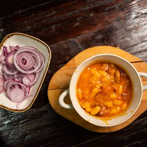 Gulaș de Fasole cu Ciolan Roni Q livezeni tg.mureș târgu mureș restaurant mureș delivery livrare terasă terasz Pizza mureș Pizza mures Restaurant Mureș Restaurant mures Pizza Livezeni Restaurant Livezeni ibănești ibanesti maiad nyomat nyomát Corunca Koronka Marosvásárhely Poienița poienita Agard Agárd Vendéglő Pizzázó házhozszállítás Sânișor Sanisor crispy burger mâncare tradițională ciorbă ciorbe meniul zilei platou platouri salată salate supă supe Ciorbă de fasole cu afumătură și ceapă roșie