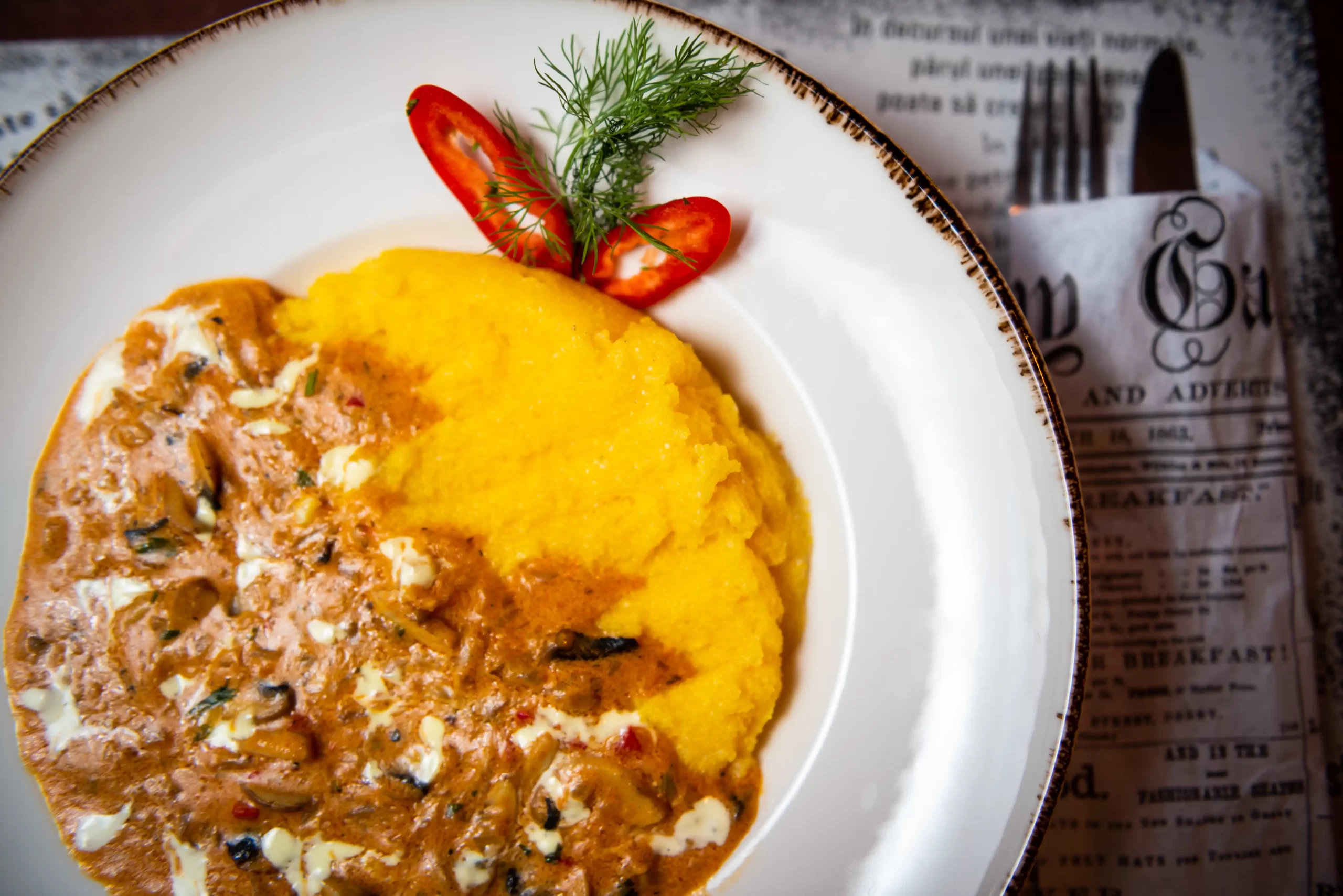 Papricaș de Ciuperci cu Mămăliguță Roni Q livezeni tg.mureș târgu mureș restaurant mureș delivery livrare terasă terasz Pizza mureș Pizza mures Restaurant Mureș Restaurant mures Pizza Livezeni Restaurant Livezeni ibănești ibanesti maiad nyomat nyomát Corunca Koronka Marosvásárhely Poienița poienita Agard Agárd Vendéglő Pizzázó házhozszállítás Sânișor Sanisor crispy burger mâncare tradițională ciorbă ciorbe meniul zilei platou platouri salată salate supă supe