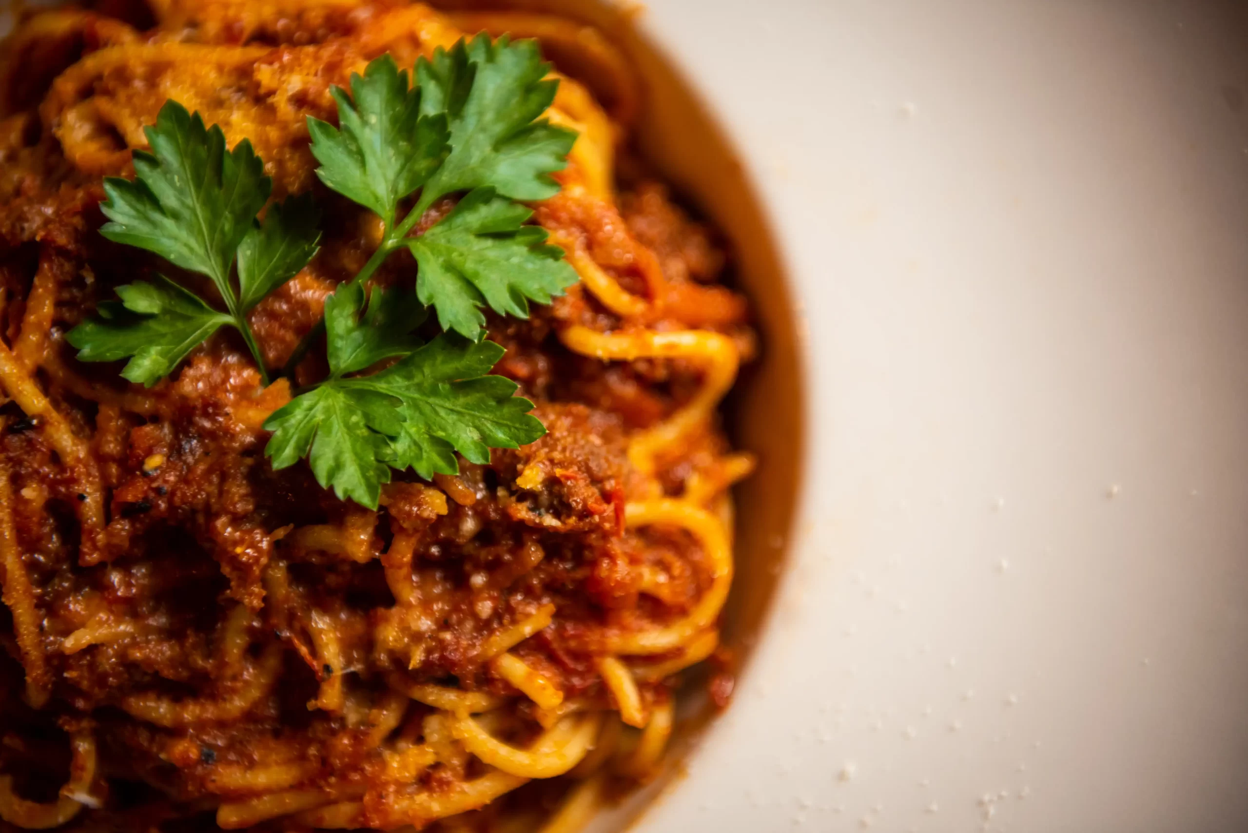 Spaghette bolognese cu Carne de Vită Roni Q livezeni tg.mureș târgu mureș restaurant mureș delivery livrare terasă terasz Pizza mureș Pizza mures Restaurant Mureș Restaurant mures Pizza Livezeni Restaurant Livezeni ibănești ibanesti maiad nyomat nyomát Corunca Koronka Marosvásárhely Poienița poienita Agard Agárd Vendéglő Pizzázó házhozszállítás Sânișor Sanisor crispy burger mâncare tradițională ciorbă ciorbe meniul zilei platou platouri salată salate supă supe