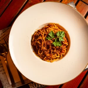 Spaghette bolognese cu Carne de Vită Roni Q livezeni tg.mureș târgu mureș restaurant mureș delivery livrare terasă terasz Pizza mureș Pizza mures Restaurant Mureș Restaurant mures Pizza Livezeni Restaurant Livezeni ibănești ibanesti maiad nyomat nyomát Corunca Koronka Marosvásárhely Poienița poienita Agard Agárd Vendéglő Pizzázó házhozszállítás Sânișor Sanisor crispy burger mâncare tradițională ciorbă ciorbe meniul zilei platou platouri salată salate supă supe