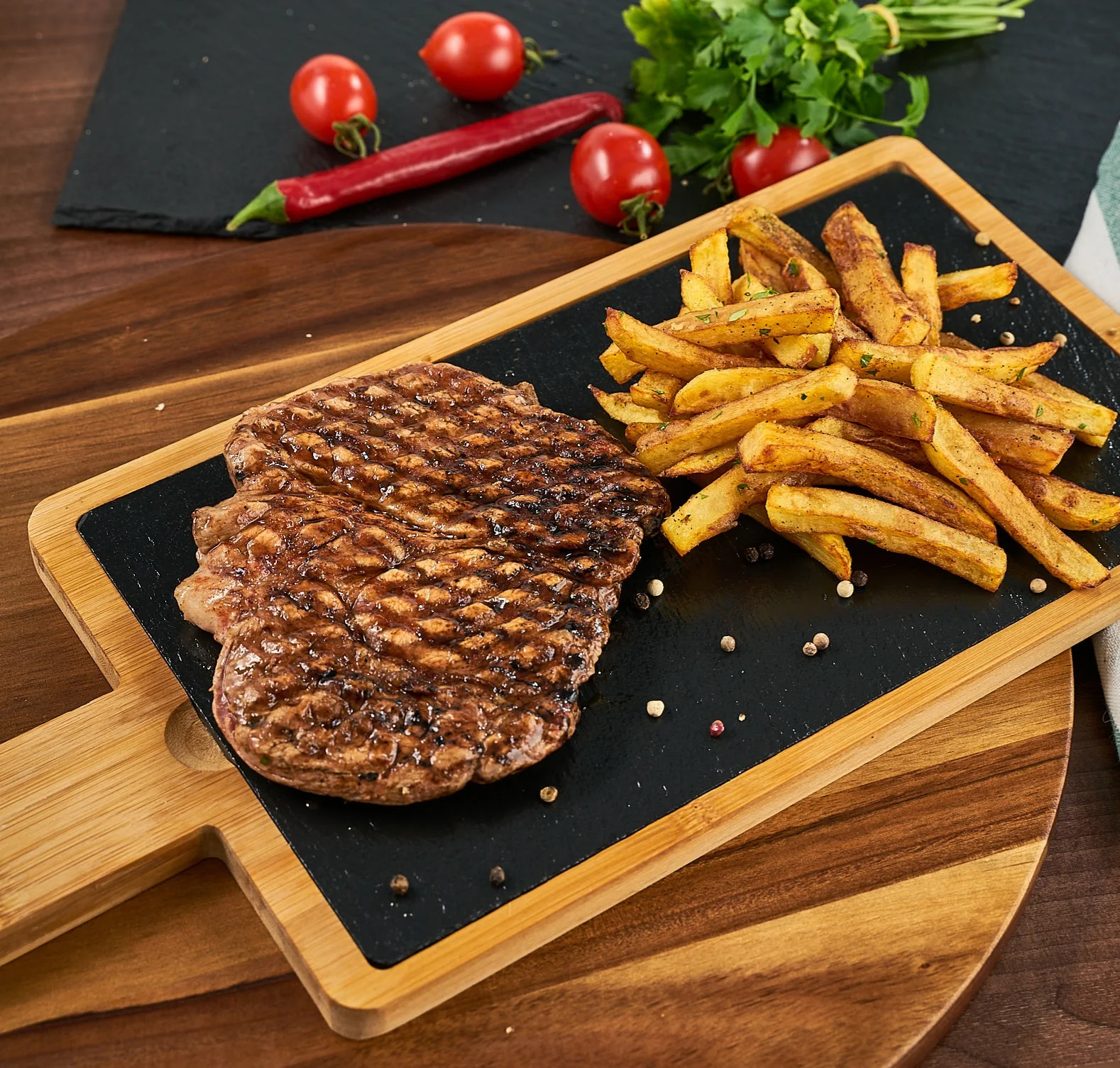 Ceafă de porc la grătar Roni Q livezeni tg.mureș târgu mureș restaurant mureș delivery livrare terasă terasz Pizza mureș Pizza mures Restaurant Mureș Restaurant mures Pizza Livezeni Restaurant Livezeni ibănești ibanesti maiad nyomat nyomát Corunca Koronka Marosvásárhely Poienița poienita Agard Agárd Vendéglő Pizzázó házhozszállítás Sânișor Sanisor crispy burger mâncare tradițională ciorbă ciorbe meniul zilei platou platouri salată salate supă supe