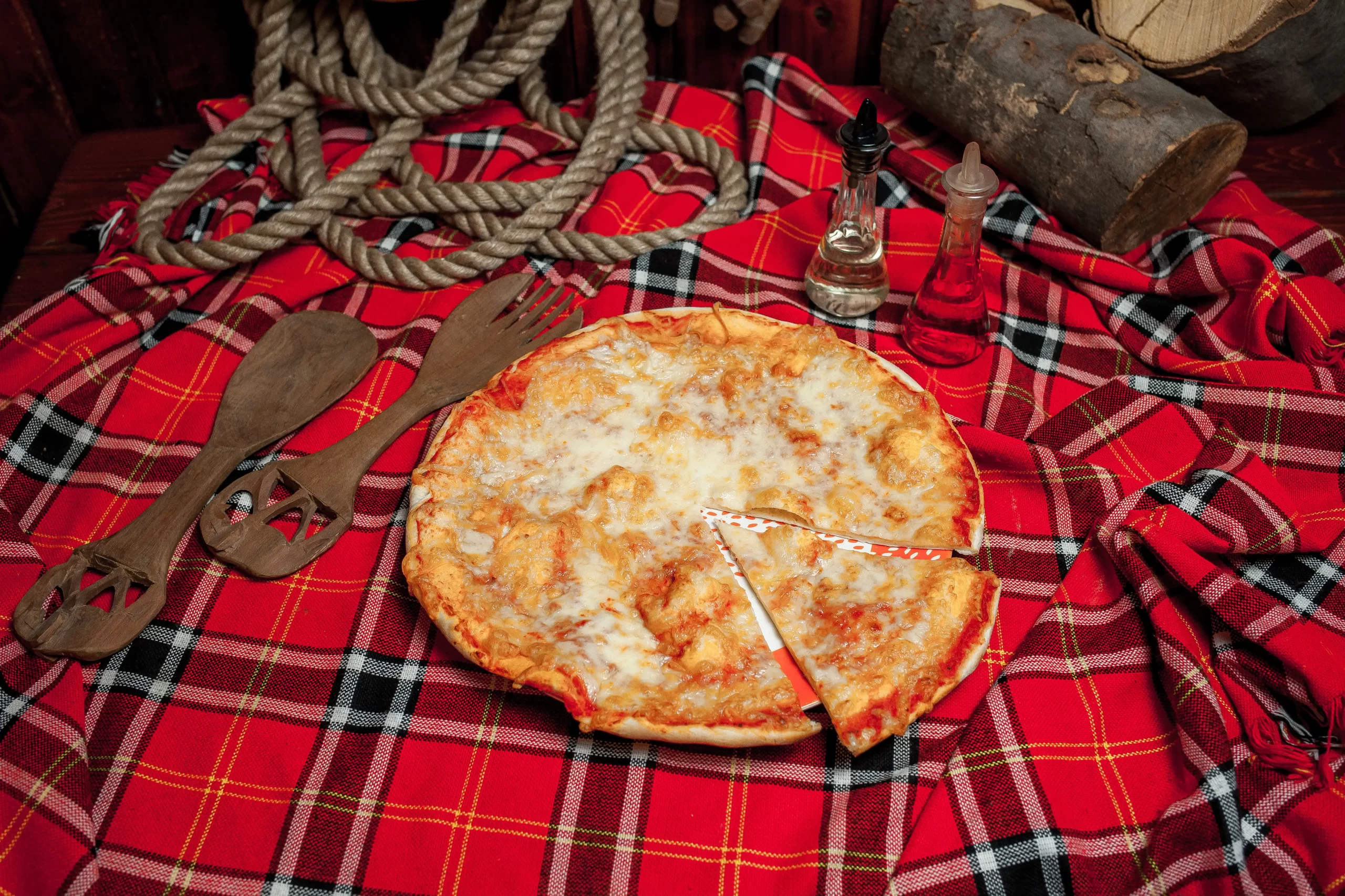 Pizza margherita Roni Q livezeni tg.mureș târgu mureș restaurant mureș delivery livrare terasă terasz Pizza mureș Pizza mures Restaurant Mureș Restaurant mures Pizza Livezeni Restaurant Livezeni ibănești ibanesti maiad nyomat nyomát Corunca Koronka Marosvásárhely Poienița poienita Agard Agárd Vendéglő Pizzázó házhozszállítás Sânișor Sanisor crispy burger mâncare tradițională ciorbă ciorbe meniul zilei platou platouri salată salate supă supe