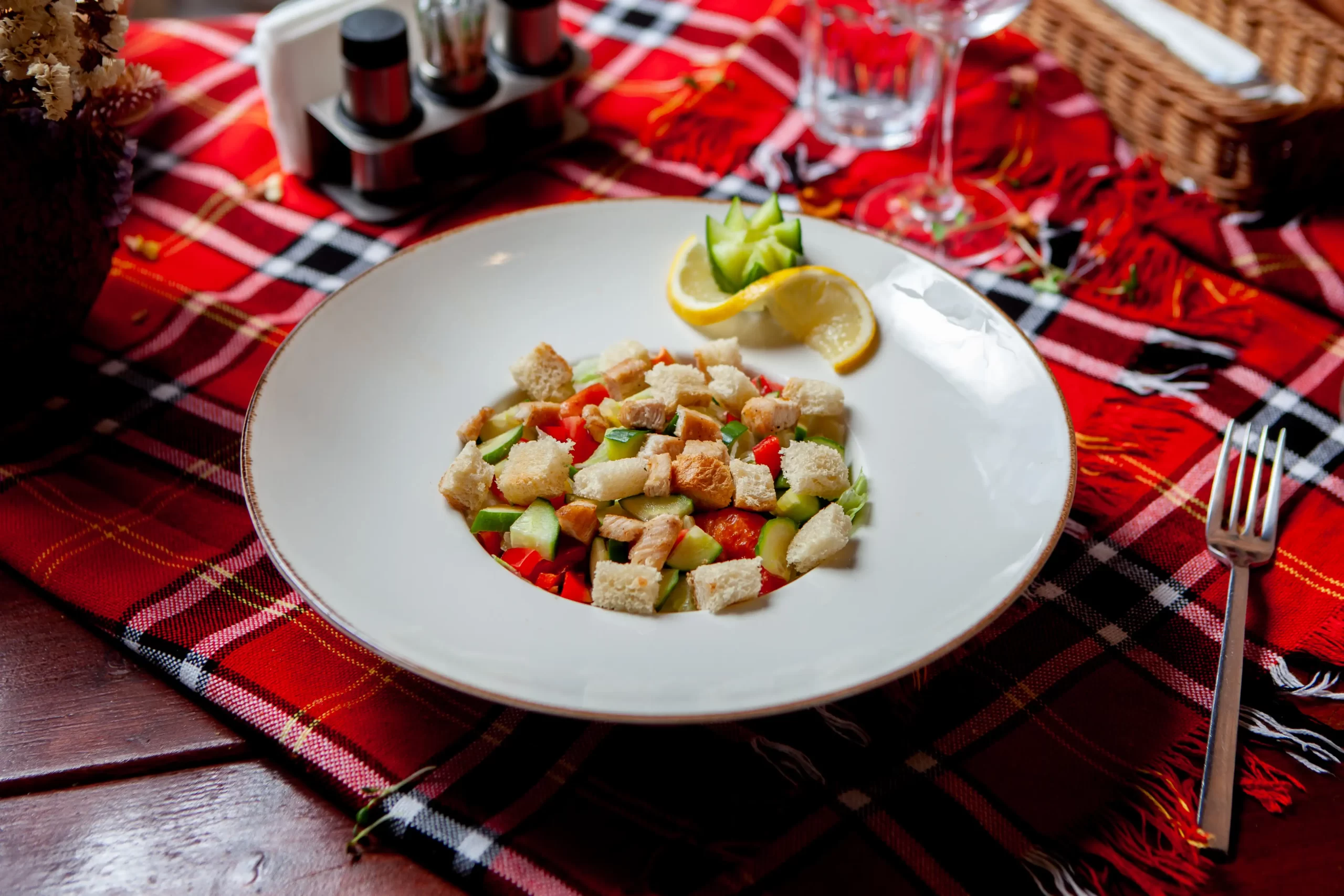Salată Roni cu Pui Roni Q livezeni tg.mureș târgu mureș restaurant mureș delivery livrare terasă terasz Pizza mureș Pizza mures Restaurant Mureș Restaurant mures Pizza Livezeni Restaurant Livezeni ibănești ibanesti maiad nyomat nyomát Corunca Koronka Marosvásárhely Poienița poienita Agard Agárd Vendéglő Pizzázó házhozszállítás Sânișor Sanisor crispy burger mâncare tradițională ciorbă ciorbe meniul zilei platou platouri salată salate supă supe