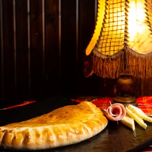 Palaneț cu Șuncă și Cașcaval Palaneț Roni Q livezeni tg.mureș târgu mureș restaurant mureș delivery livrare terasă terasz Pizza mureș Pizza mures Restaurant Mureș Restaurant mures Pizza Livezeni Restaurant Livezeni ibănești ibanesti maiad nyomat nyomát Corunca Koronka Marosvásárhely Poienița poienita Agard Agárd Vendéglő Pizzázó házhozszállítás Sânișor Sanisor crispy burger mâncare tradițională ciorbă ciorbe meniul zilei platou platouri salată salate supă supe