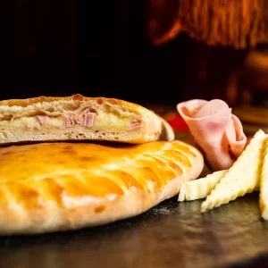Palaneț cu Șuncă și Cașcaval Palaneț Roni Q livezeni tg.mureș târgu mureș restaurant mureș delivery livrare terasă terasz Pizza mureș Pizza mures Restaurant Mureș Restaurant mures Pizza Livezeni Restaurant Livezeni ibănești ibanesti maiad nyomat nyomát Corunca Koronka Marosvásárhely Poienița poienita Agard Agárd Vendéglő Pizzázó házhozszállítás Sânișor Sanisor crispy burger mâncare tradițională ciorbă ciorbe meniul zilei platou platouri salată salate supă supe