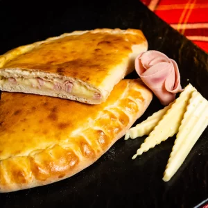 Palaneț cu Șuncă și Cașcaval Palaneț Roni Q livezeni tg.mureș târgu mureș restaurant mureș delivery livrare terasă terasz Pizza mureș Pizza mures Restaurant Mureș Restaurant mures Pizza Livezeni Restaurant Livezeni ibănești ibanesti maiad nyomat nyomát Corunca Koronka Marosvásárhely Poienița poienita Agard Agárd Vendéglő Pizzázó házhozszállítás Sânișor Sanisor crispy burger mâncare tradițională ciorbă ciorbe meniul zilei platou platouri salată salate supă supe