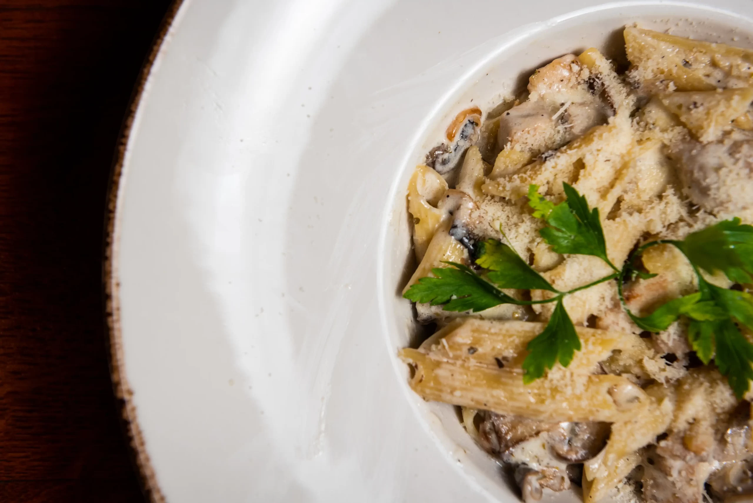 Penne cu Pui și Ciuperci Spaghette Bolognese cu Carne de Vită Roni Q livezeni tg.mureș târgu mureș restaurant mureș delivery livrare terasă terasz Pizza mureș Pizza mures Restaurant Mureș Restaurant mures Pizza Livezeni Restaurant Livezeni ibănești ibanesti maiad nyomat nyomát Corunca Koronka Marosvásárhely Poienița poienita Agard Agárd Vendéglő Pizzázó házhozszállítás Sânișor Sanisor crispy burger mâncare tradițională ciorbă ciorbe meniul zilei platou platouri salată salate supă supe
