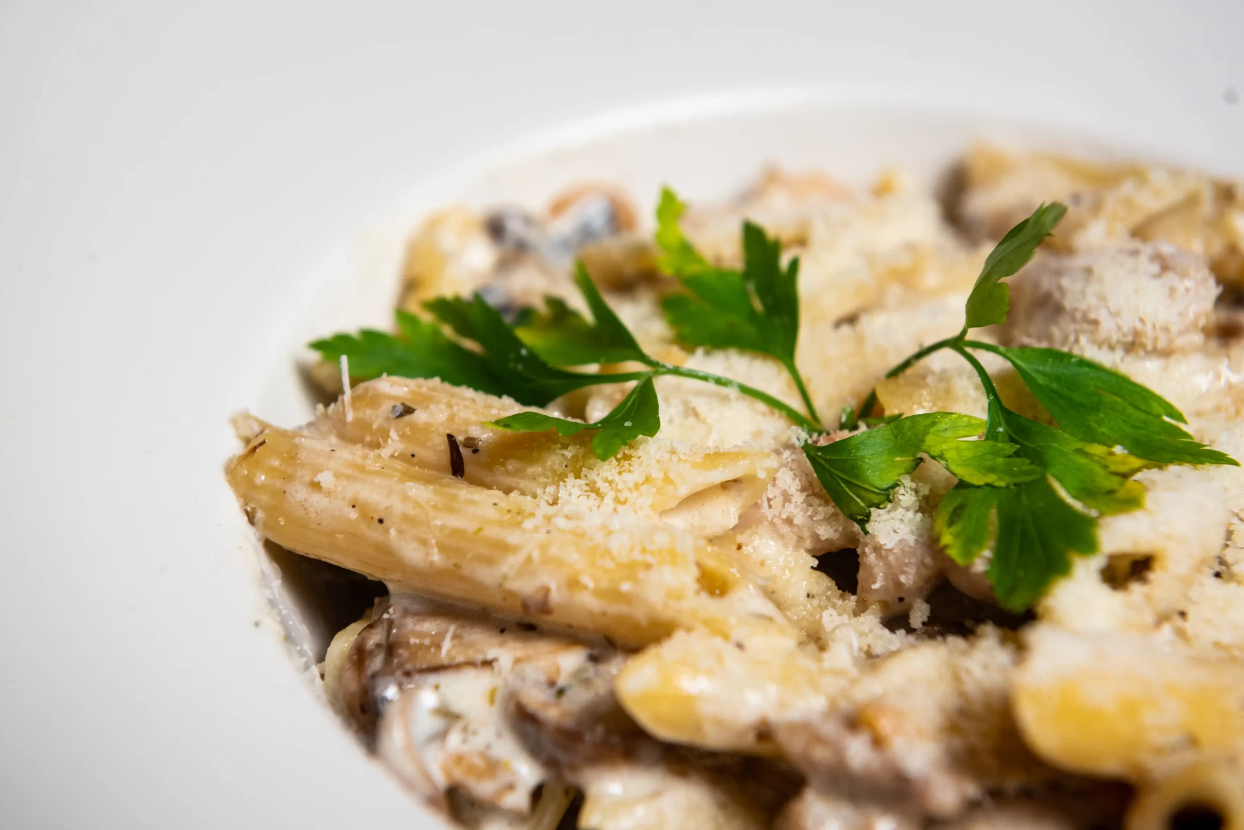 Penne cu Pui și Ciuperci Spaghette Bolognese cu Carne de Vită Roni Q livezeni tg.mureș târgu mureș restaurant mureș delivery livrare terasă terasz Pizza mureș Pizza mures Restaurant Mureș Restaurant mures Pizza Livezeni Restaurant Livezeni ibănești ibanesti maiad nyomat nyomát Corunca Koronka Marosvásárhely Poienița poienita Agard Agárd Vendéglő Pizzázó házhozszállítás Sânișor Sanisor crispy burger mâncare tradițională ciorbă ciorbe meniul zilei platou platouri salată salate supă supe